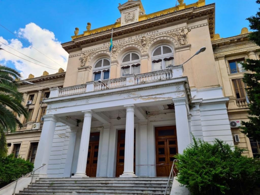 Sin límites: denunciaron a un docente de La Plata por alzar a sus alumnas