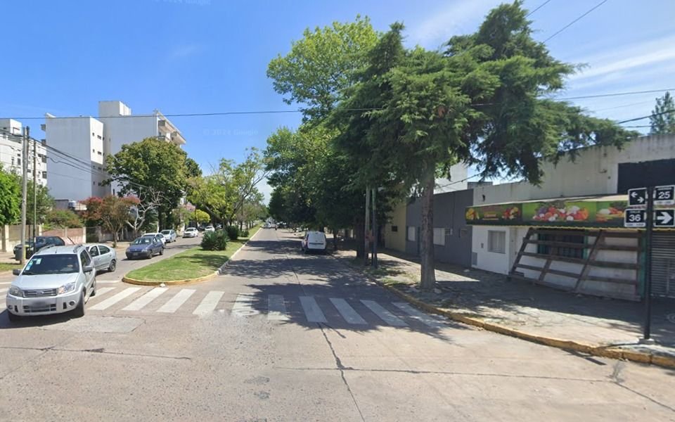 La Plata: bajó del auto para abrir el portón del garage y le apoyaron un revólver en el pecho