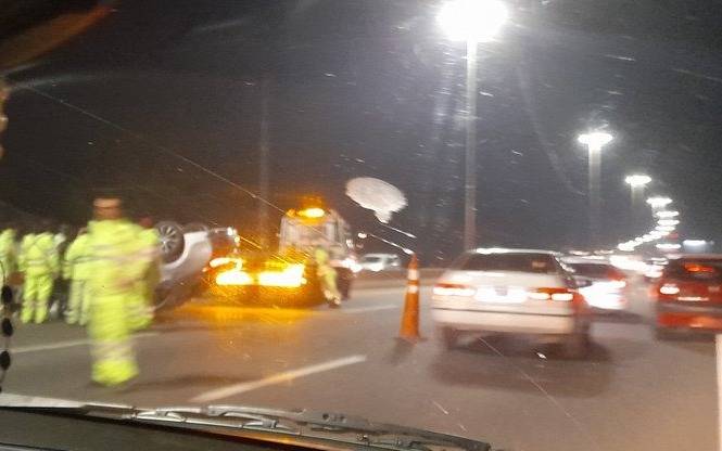 Demoras en la Autopista por el vuelco de un auto
