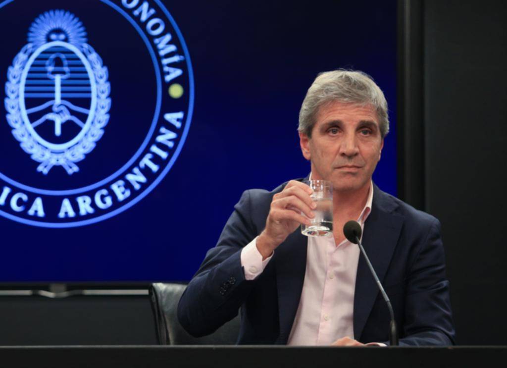 La nueva complicación para el plan Caputo de “pasar la gorra” para conseguir dólares