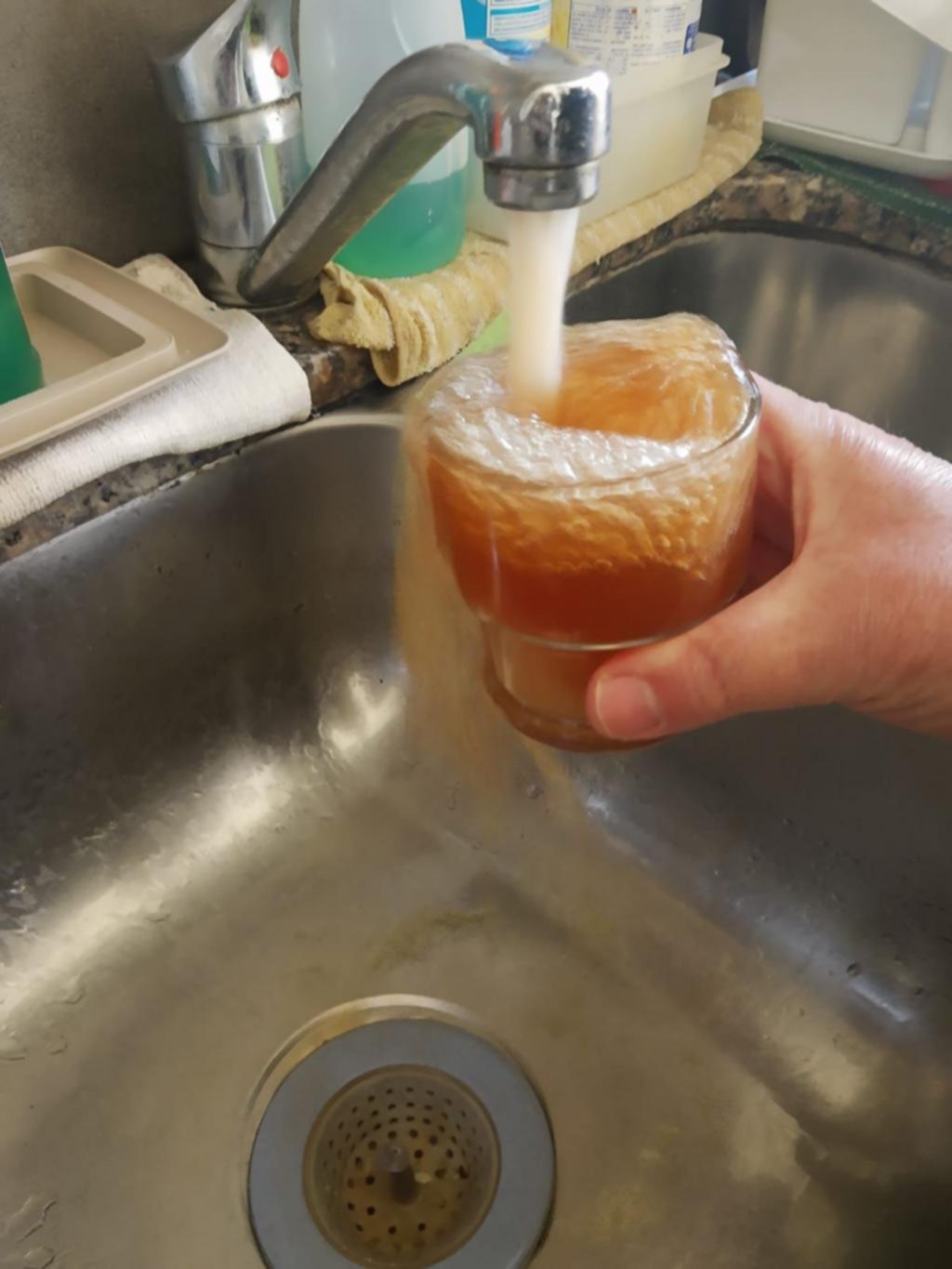 Lleva 7 meses de reclamos porque el agua sale turbia