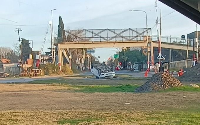 Vuelco y heridos en la rotonda de 122 y 52: uno está en terapia