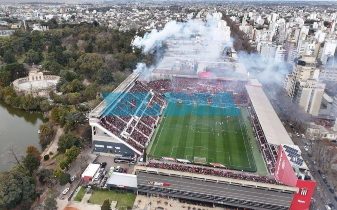 VIDEO. "Un bombardeo": el estruendo de la pirotecnia en el inicio del clásico platense