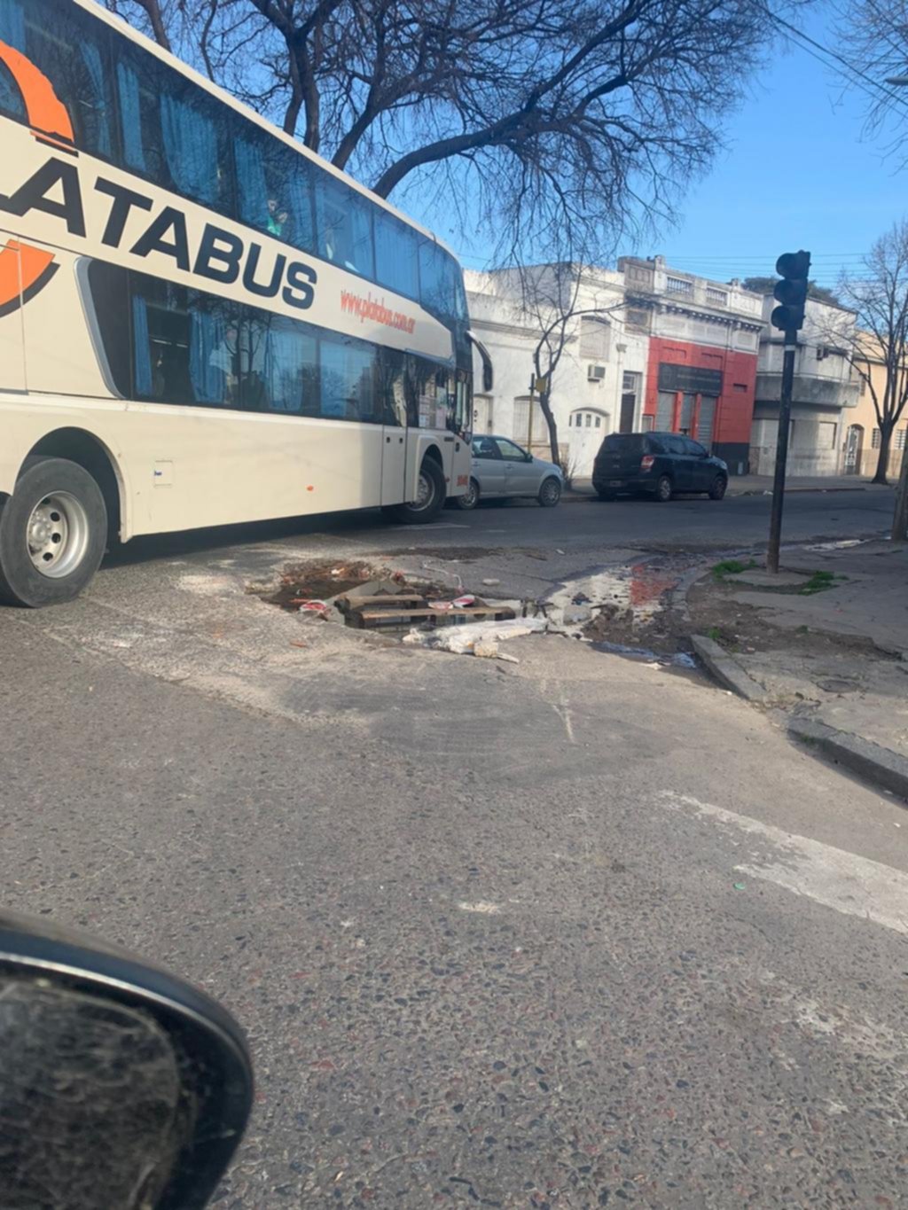 Peligro por un enorme pozo en 3 y 41