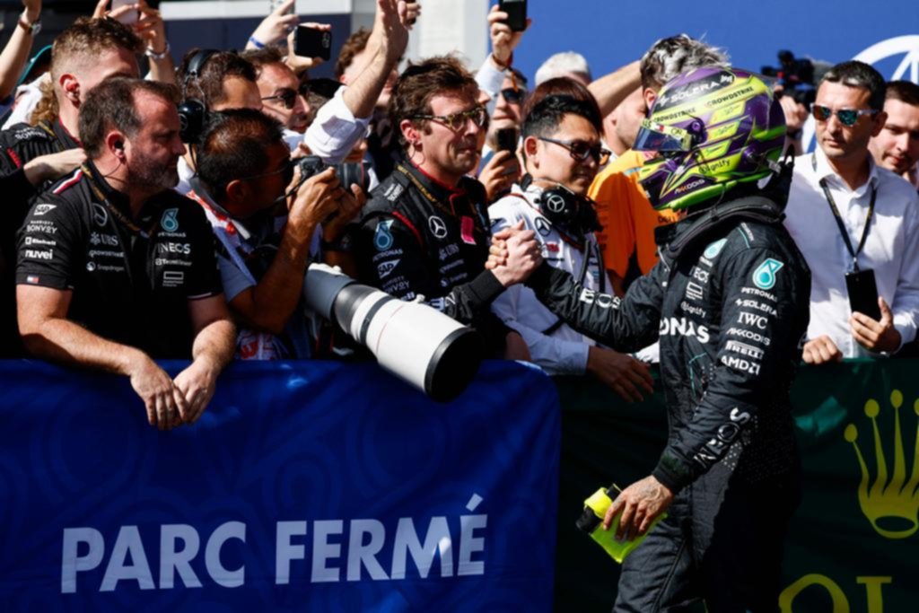 Hamilton aprovechó la descalificación de Russell
