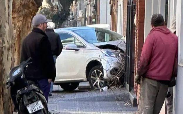 Ladrones robaron auto y chocaron en Quilmes centro