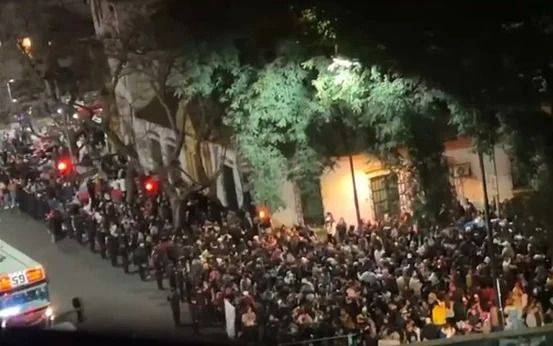 Hubo incidentes frente a la Embajada en Buenos Aires