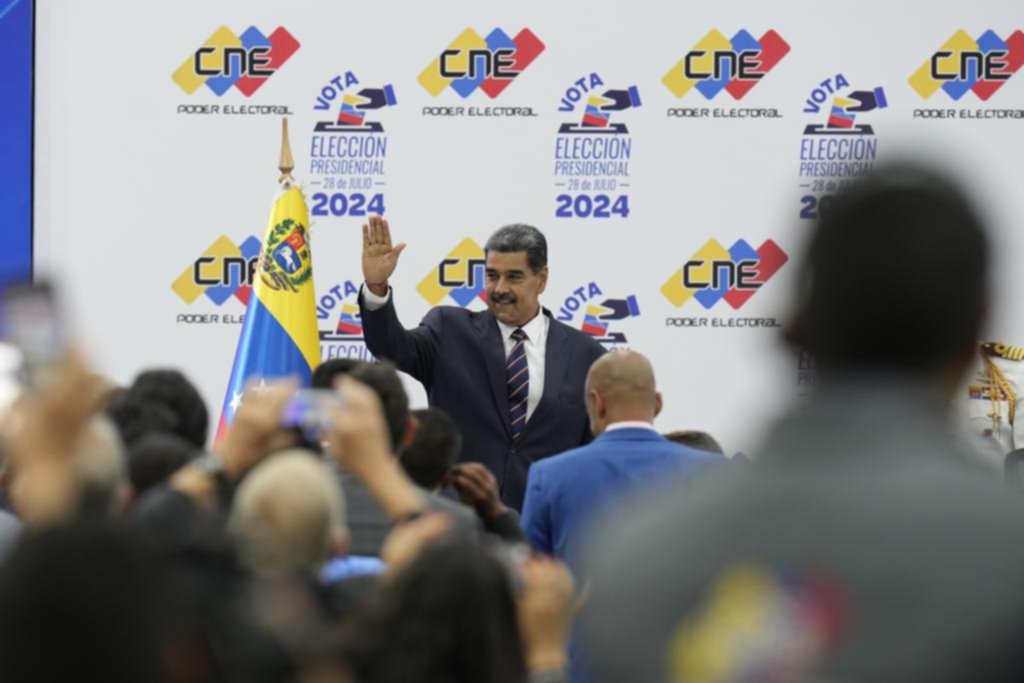 Maduro fue proclamado oficialmente y denunció un intento de “golpe”