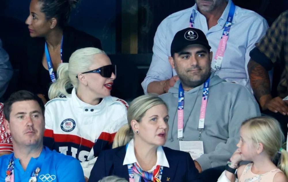 Lady Gaga presenta en París al empresario Michael Polansky como su prometido