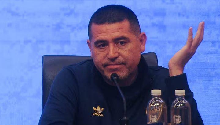 Riquelme esperó al equipo y le dijo que así no va más