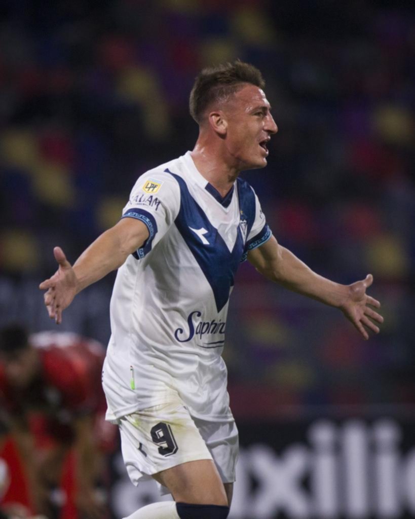 Vélez volvió a ganar en Santiago y se prendió en la pelea