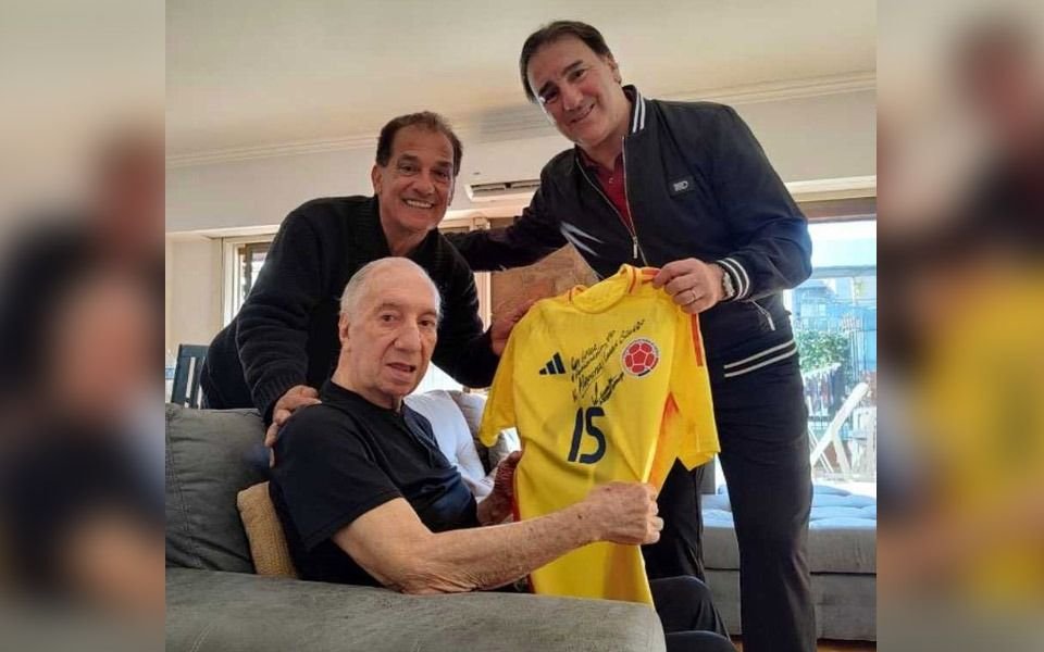 Gesto de buen alumno: visita especial para Carlos Salvador Bilardo y regalo de Néstor Lorenzo, el técnico que sorprendió en la Copa América 2024