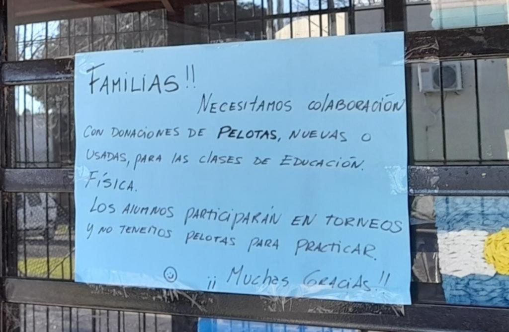 En una escuela primaria venden rifas para comprar pelotas de voley