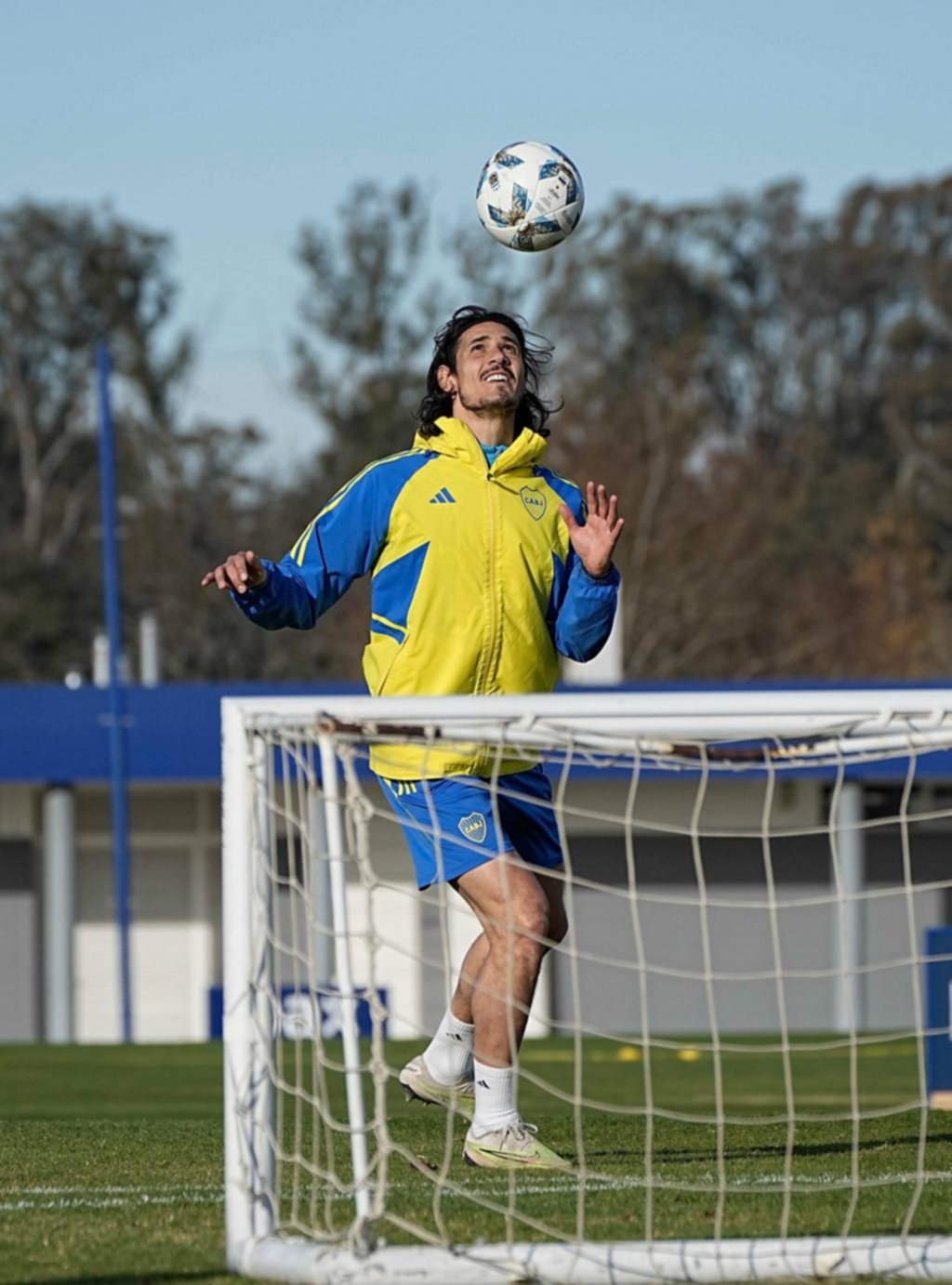 Tras la bronca de Riquelme, Martínez tocó el equipo que esta noche recibirá a Banfield