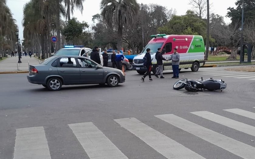 Impactante choque en Parque Saavedra entre un auto y una moto: hay un herido