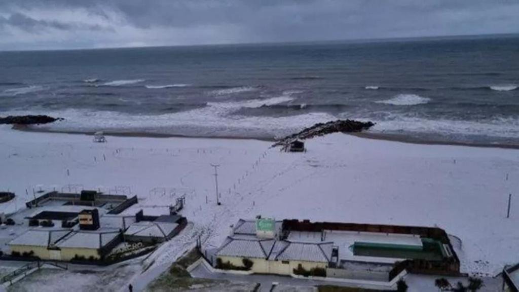 Se extiende el frío polar en la Ciudad y hubo nieve en la Provincia