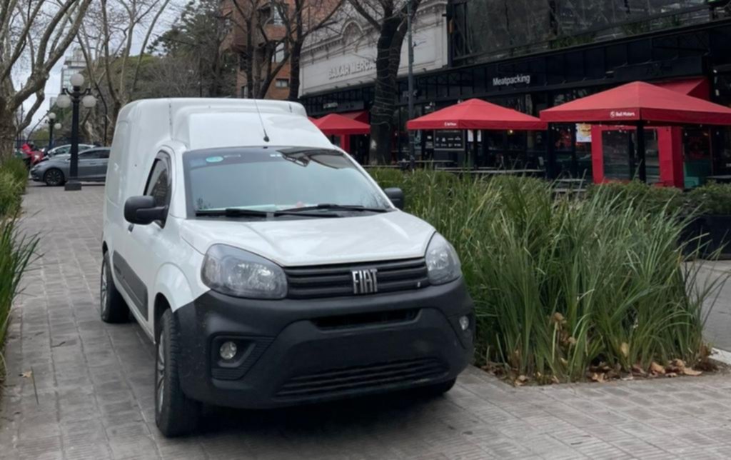 Cada vez más vehículos estacionan sobre la rambla de 51 entre 5 y 6