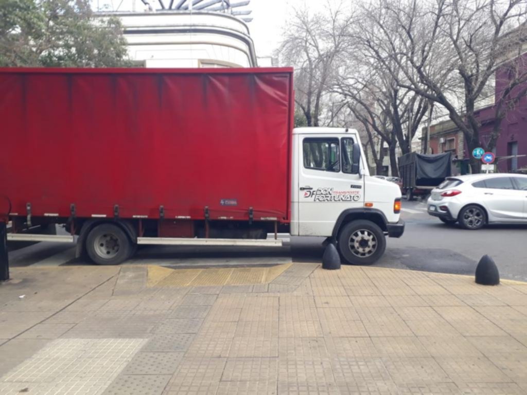 Por mal estacionamiento obstruyó una rampa para discapacitados en 12 y 62