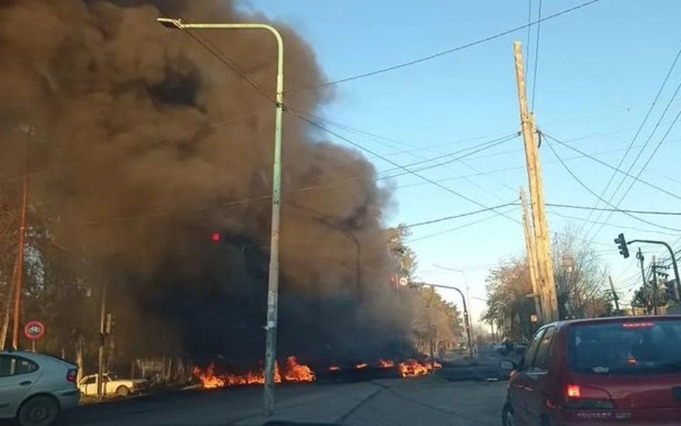 Varios piquetes en La Plata y usuarios reportan cortes de luz en distintos barrios
