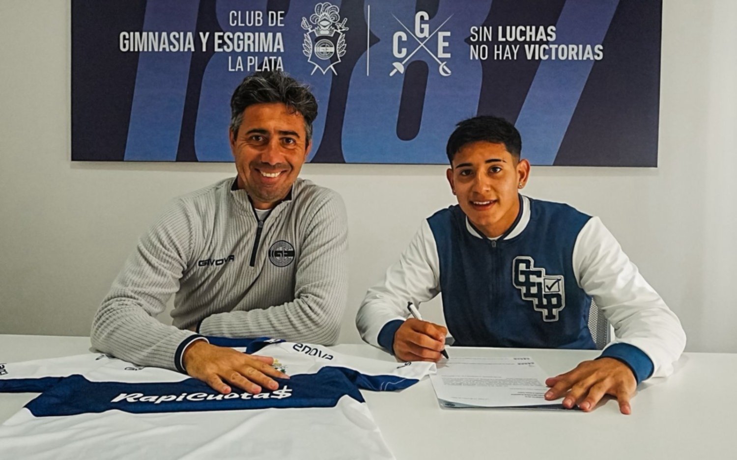 Santiago Villarreal es profesional: el volante firmó su primer contrato con Gimnasia