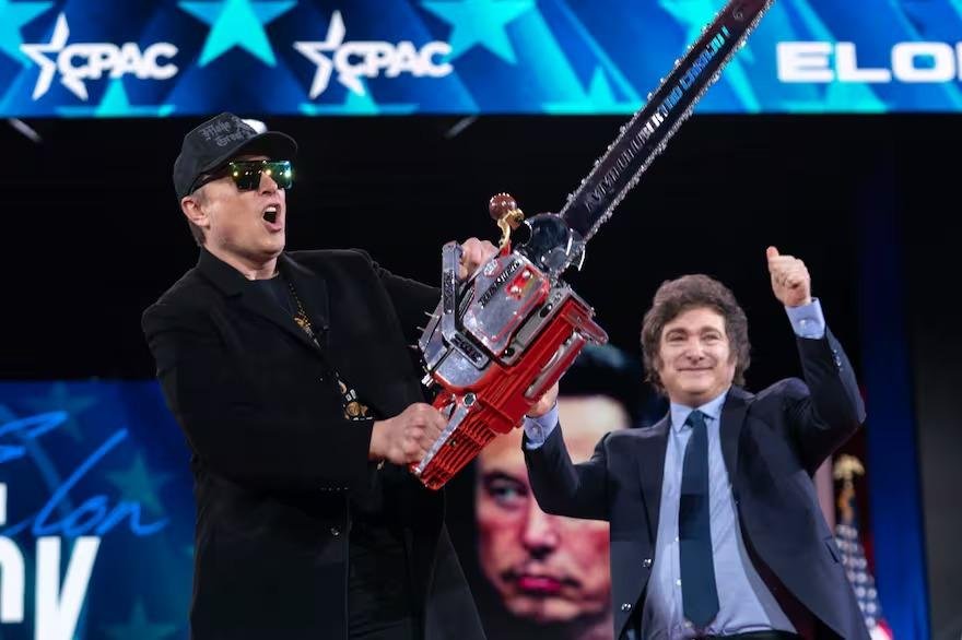 Elon se arrepintió de la foto con la motosierra