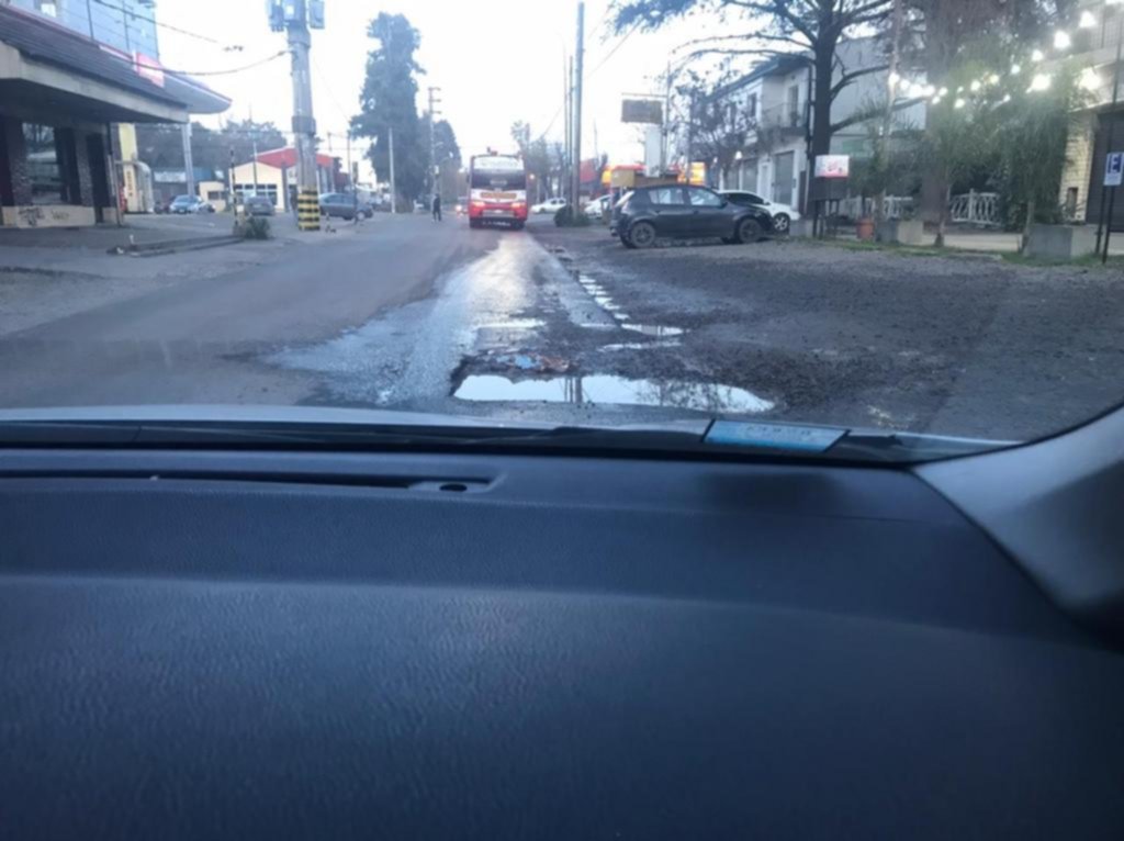 Advierte sobre el peligro que genera un pozo en la calle Arana