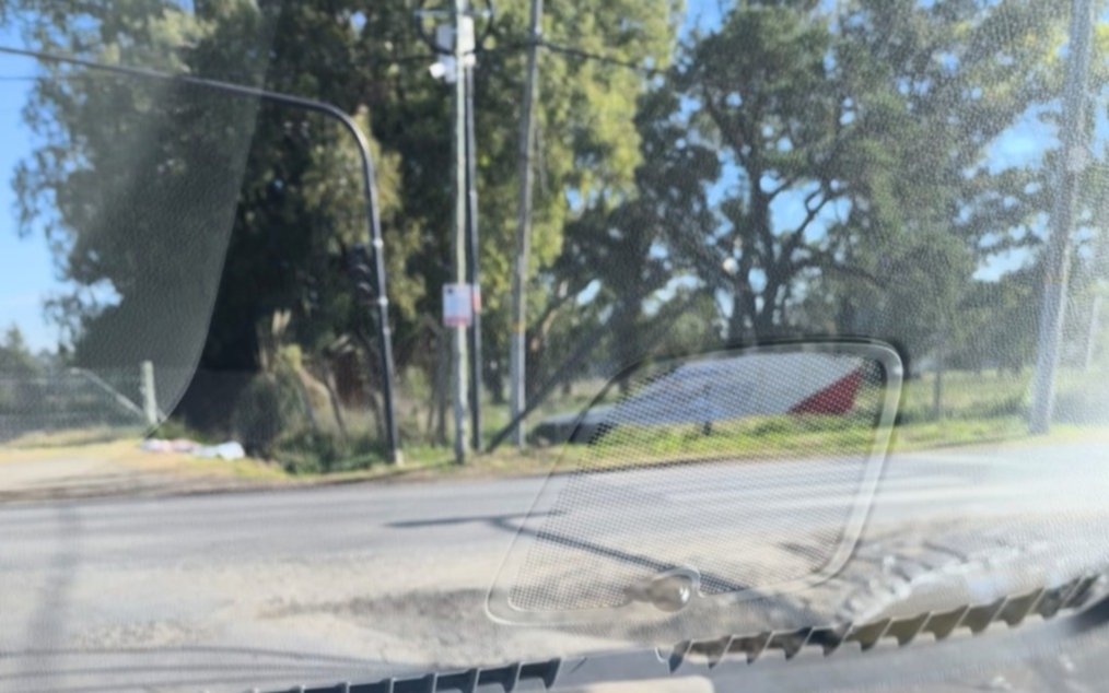 Peligroso cráter en una esquina de City Bell