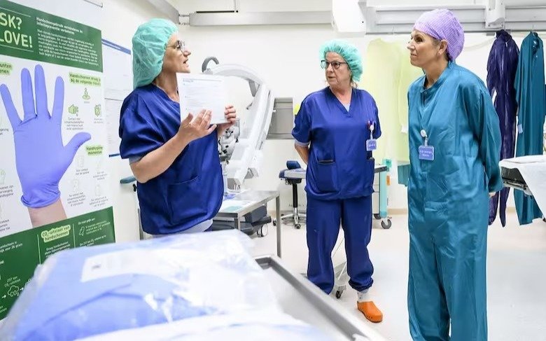 Máxima, la reina todoterreno: del glamour real al ambo y la cofia violeta en el hospital