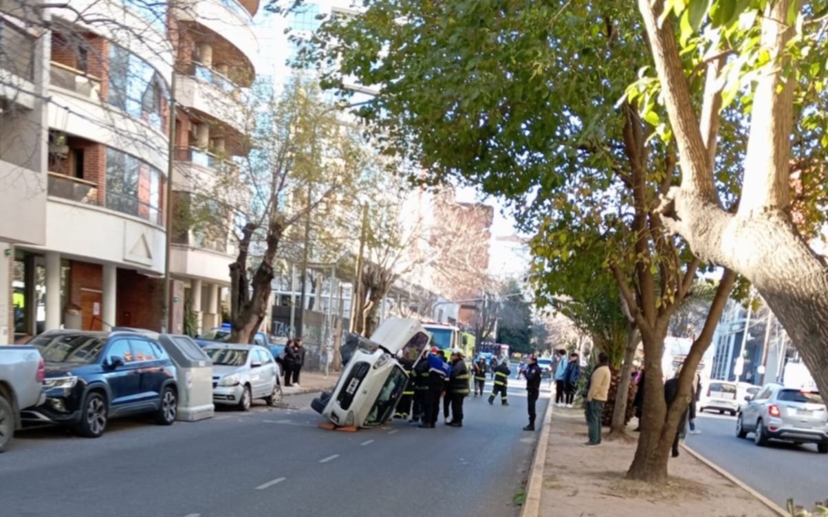 Impactante accidente en Plaza Paso: un auto volcó y el conductor quedó atrapado