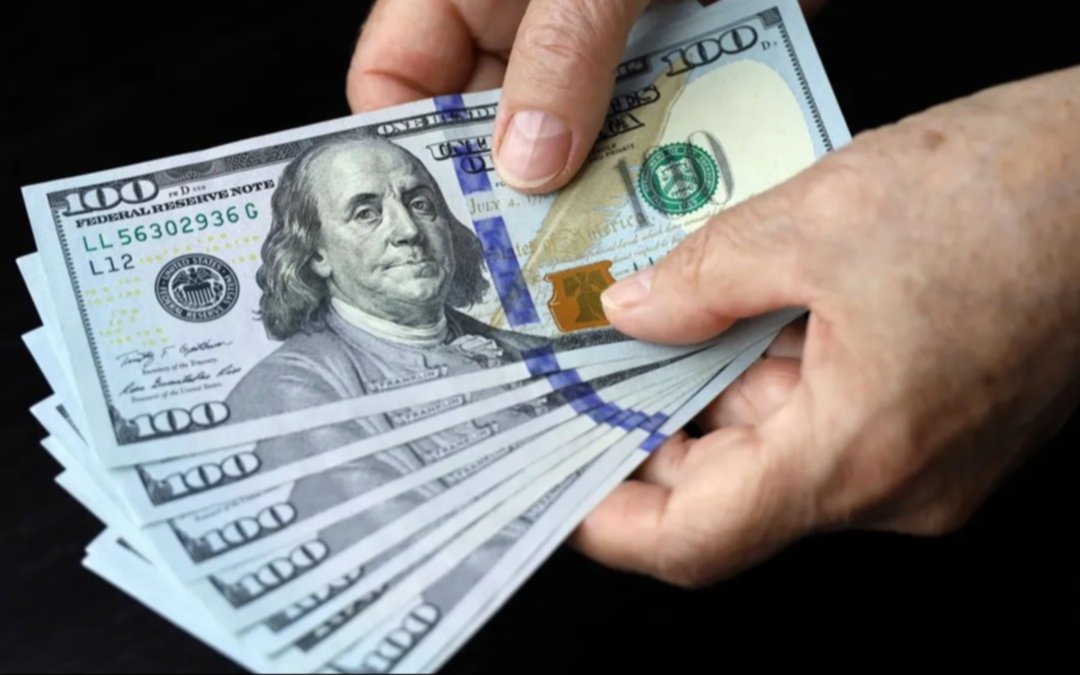Después que el Gobierno negara que el dólar "esté planchado", el oficial pegó otro salto y cerró a $1.245