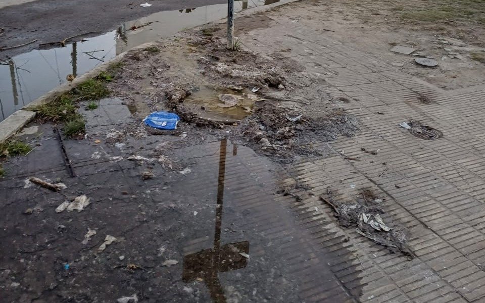 Vecinos reclaman por un desborde cloacal en Los Hornos