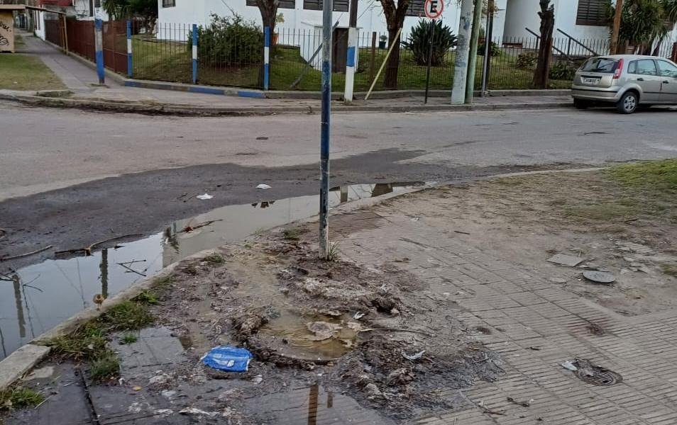 Piden una solución para un enorme desborde cloacal en Los Hornos