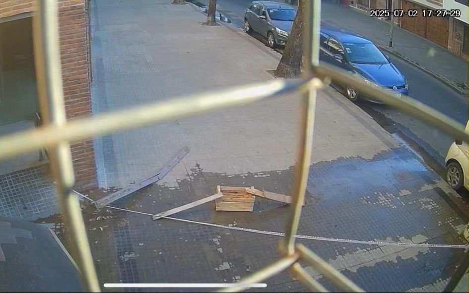Desborde cloacal en una vereda del centro de La Plata