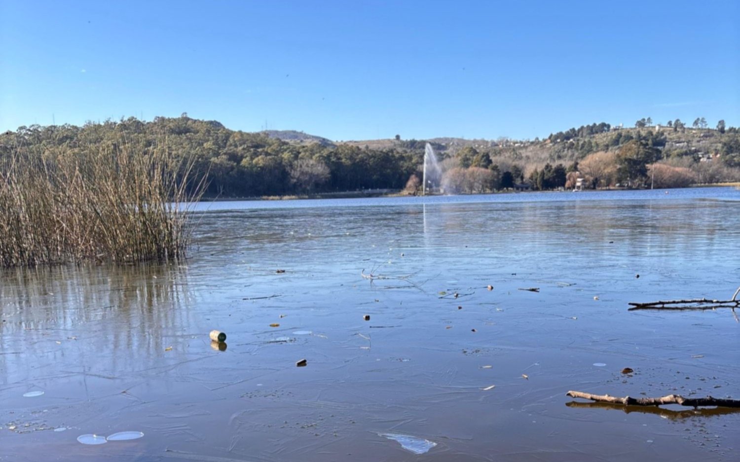 Tandil: el Lago del Fuerte volvió a congelarse por las bajas temperaturas