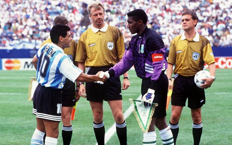 Murió Peter Rufai, el arquero nigeriano que enfrentó a Maradona en el último partido con Argentina