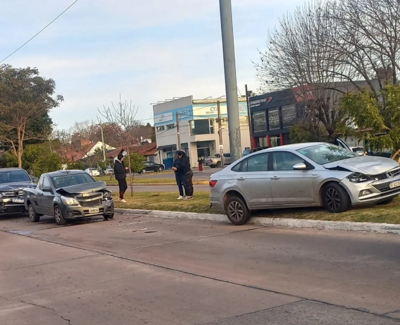 Choque cuádruple en Tolosa: tres camionetas y un auto involucrados