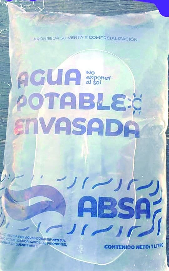 En Villa Castells, también acarrean agua en sachet