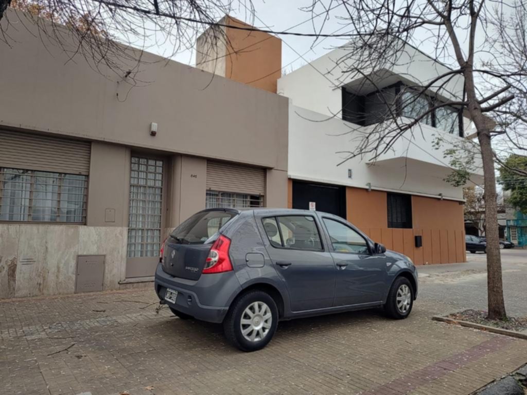 Autos estacionados sobre las veredas en 40 de 9 a 12