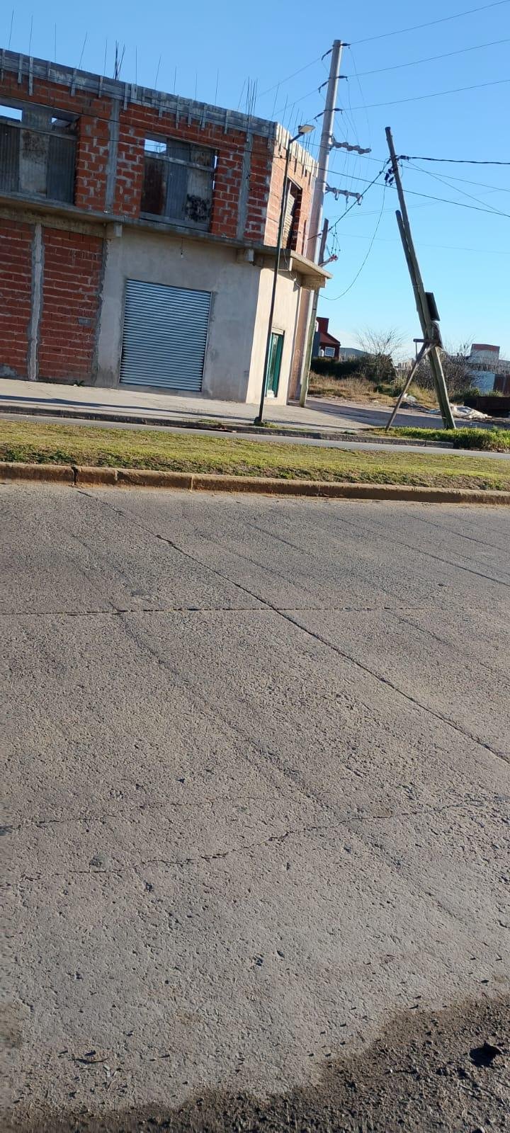 Cambiaron un poste que estaba a punto de caer en 143 y 523