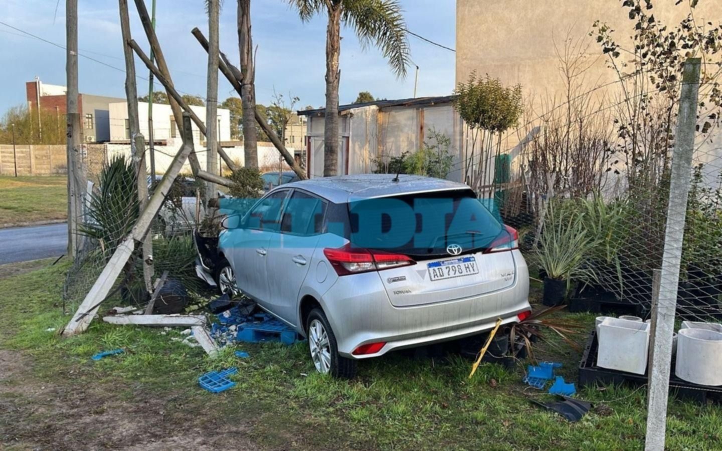 Un auto perdió el control y se incrustó contra un vivero en La Plata