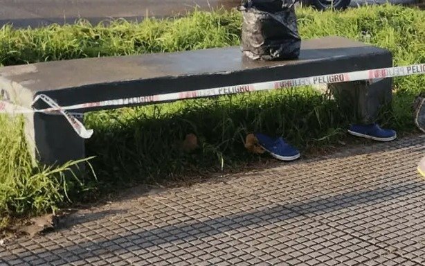 Conmoción en La Plata: encontraron a una mujer muerta en la vereda