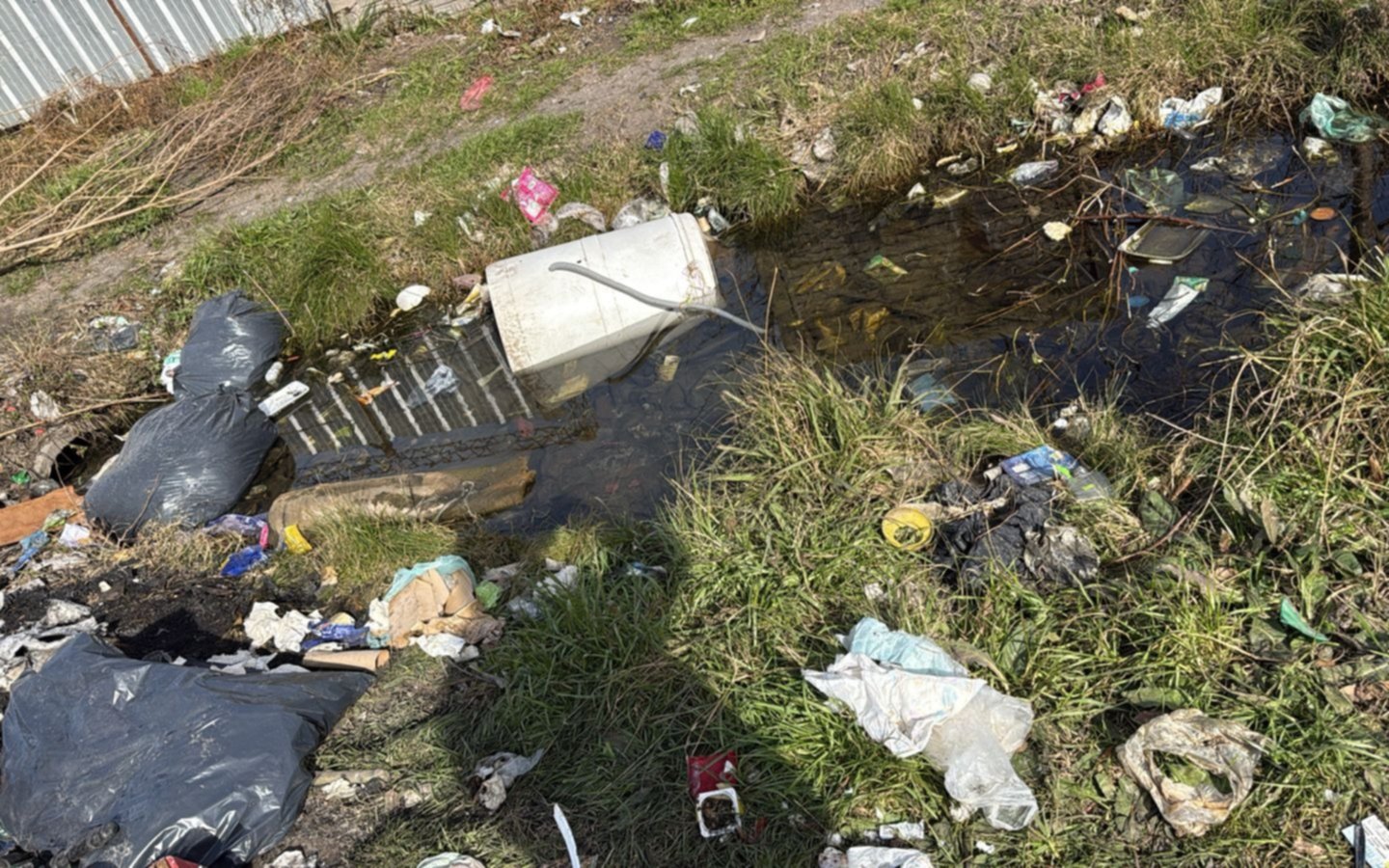 Vecinos vuelven a denunciar que no recolectan la basura en San Carlos