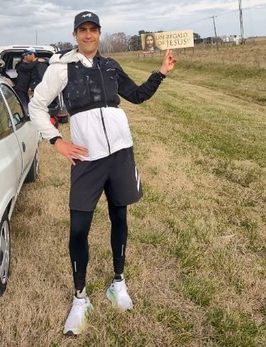 A lo Forrest Gump: el runner que salió de La Plata, corrió durante 24 horas y juntó una "montaña de ayuda"