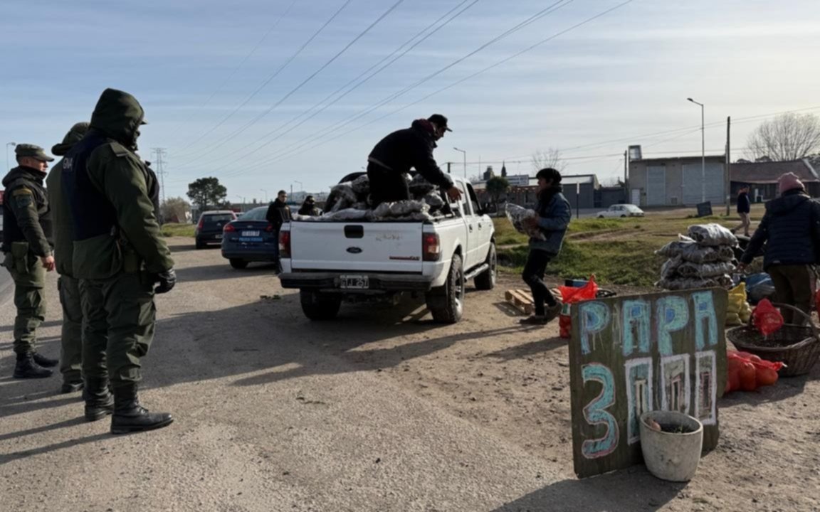 Tandil: desalojan puestos y acoplados en la Ruta 226 por seguridad vial