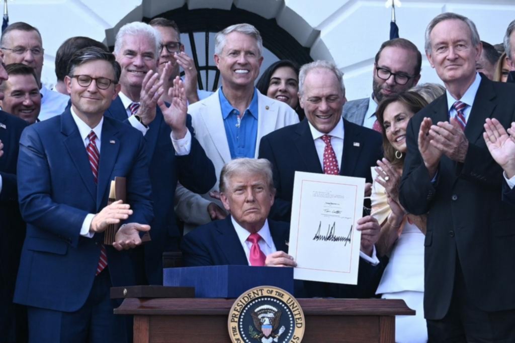 El “show” de Trump: independencia y ley aprobada