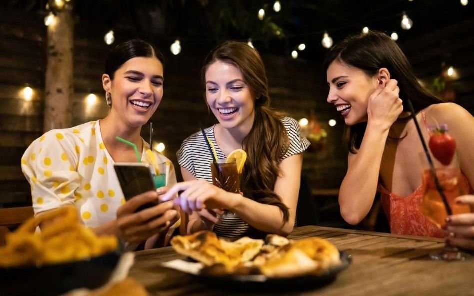 Una guía que califica a locales gastronómicos por la "onda" de sus clientes desató la polémica