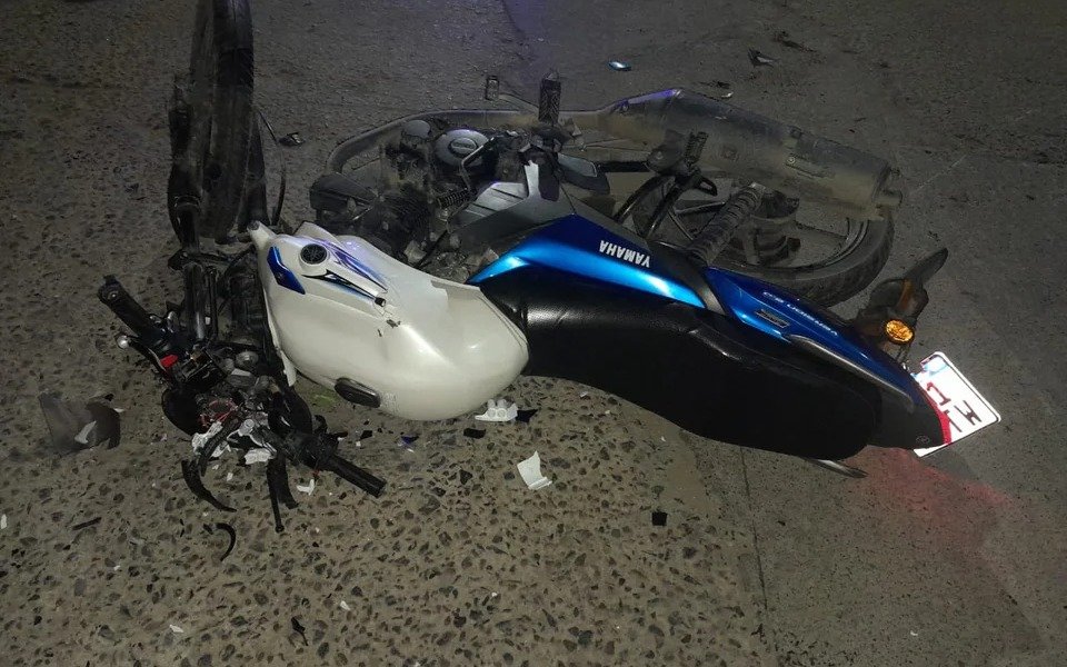 Locura en Ensenada: un motociclista resultó herido y los vecinos intentaron linchar a la conductora