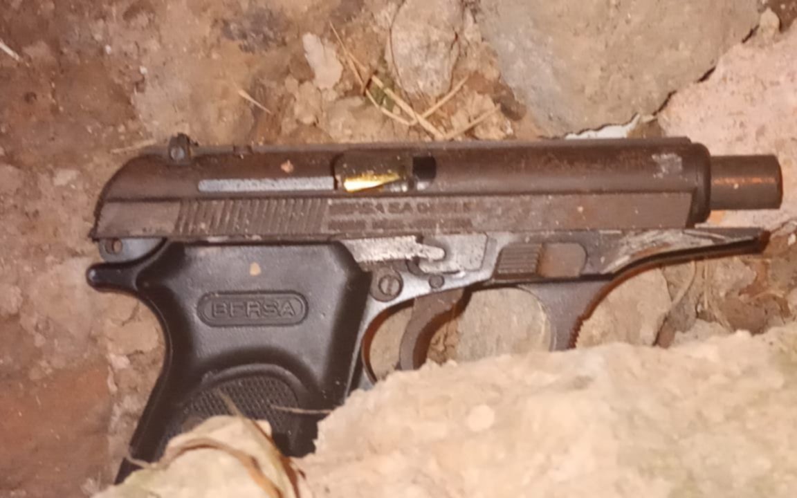 Fue a una reunión armado en Berisso y se le escapó un tiro en el baño 