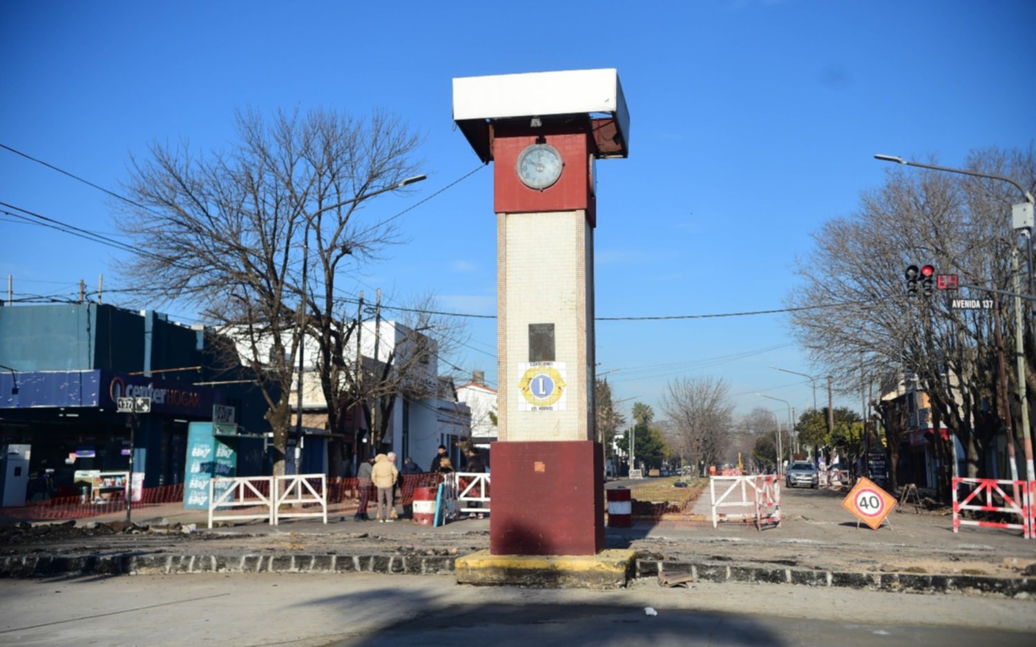 El emblemático reloj de Los Hornos volvió a funcionar tras las obras