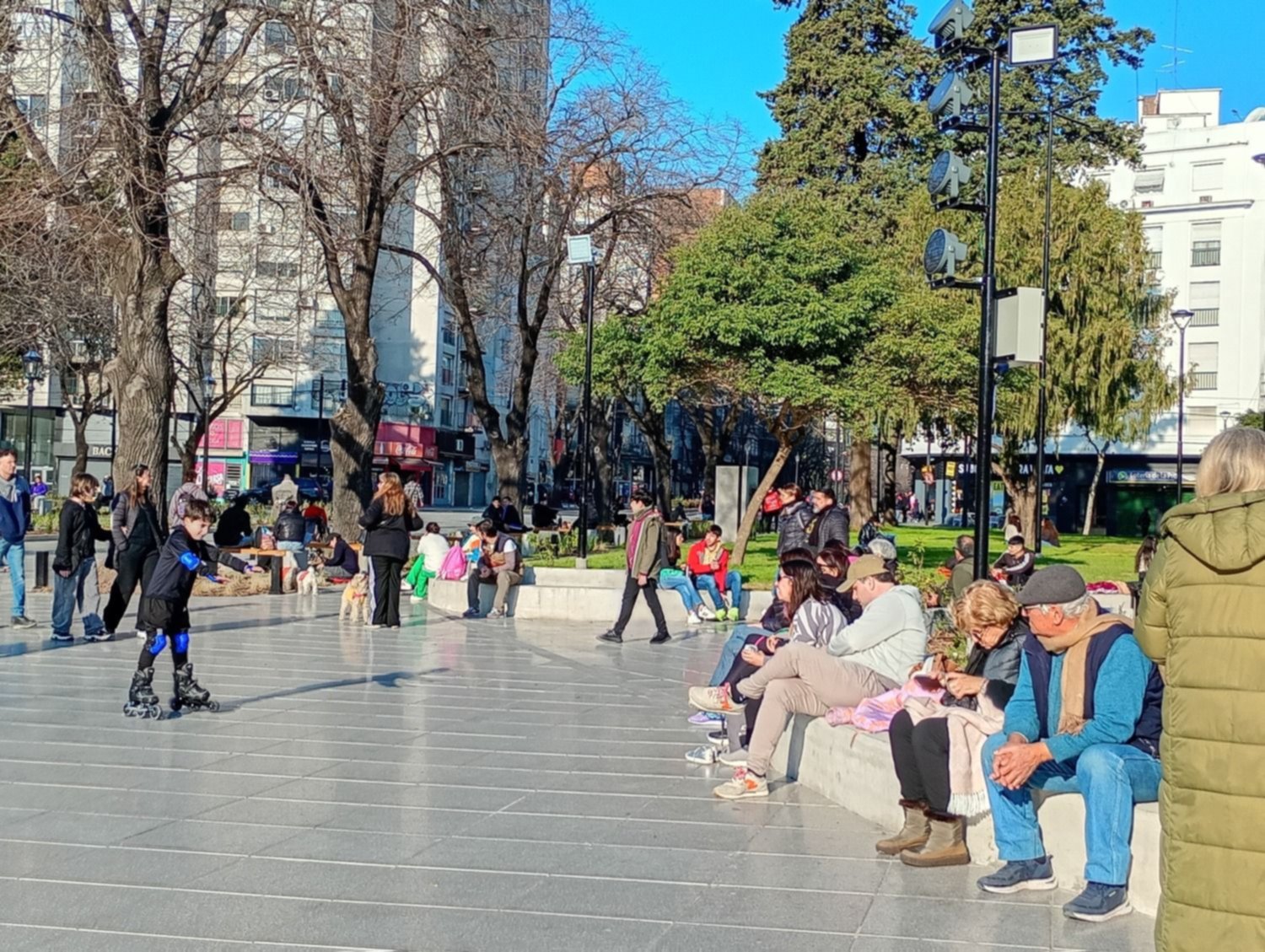 En fotos | Las familias salieron a disfrutar del sol en las plazas de La Plata